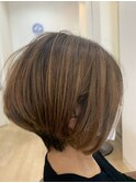白髪ぼかし×前下がりくびれショートボブ