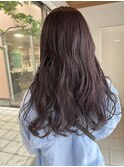 フェミニンさが増すダークパープルスタイル!
