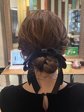 セブンベルベット(7 Velvet) 低めのシニヨンスタイル【円口睦】