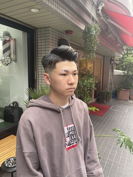 ウェルネス(Wellness) スキンフェード、フェード、サイドパート、パーマ