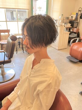 アンティコ(Antico) センターパートネープレスフェードマッシュツイストスパイラル