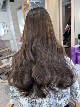 エルバイラビス 大宮(elu by lovis) グレーベージュ/レイヤーロング/アッシュカラー/前髪パーマ