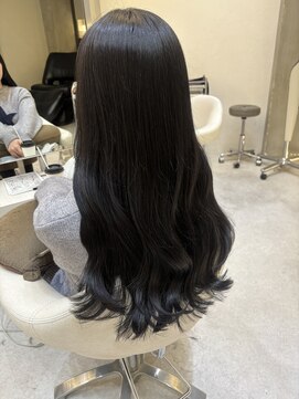 アナ ラーナ(Anna Lanna) ダークブルーグレージュとロングレイヤーカットスタイル