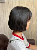 暗髪の極上ツヤ感で、清潔感と可愛らしさを両立したミニマムボブ