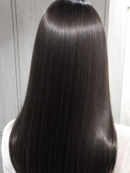 アロス ヘアー(Aross hair)の写真/クセの種類・強さ・ダメージレベルを見極め、髪の状態に合わせて薬剤を細かく調整。