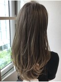 アフロート恵里　耳かけ　ウェーブパーマ　フォギーベージュ