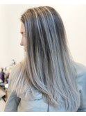 ホワイトシルバーのバレイヤージュカラー☆