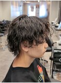 センターパートウルフ前上がり波巻きスパイラルパーマ