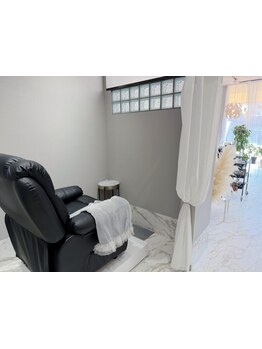 洗練された白基調のお洒落な空間でゆったりとしたサロンタイムを＊お悩みやご要望もご相談ください！