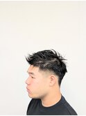 無造作で毛先を遊ばせるスパイキースキンフェードスタイル