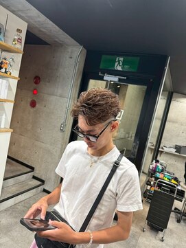 イーラ(era) 茶髪フェザーショートパーマ/メンズ/刈り上げ/眉毛/ツイスト