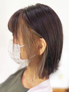 アークスヘアー べージュ大人インナーカラー耳掛け切りっぱなし大人ボブ