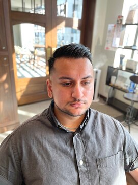 リバレッジ 広尾(Leverage) 大人海外メンズヘア七三分けサイドパートフェードカット