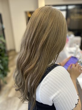 エミィ(emii.) 【ブリーチなしハイトーンカラー/髪質改善】