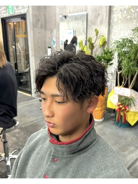 コワファースト長崎シャンプーボーイ 2nd(COIFF1RST 長崎 SHAMPOO BOY) 刈り上げマッシュメンズカット縦落ちツイストスパイラルパーマ