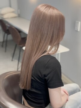 ケリーアン 太田(kelly.un) 柔らかミルクティーベージュ / ハイトーンカラー / ぱっつん