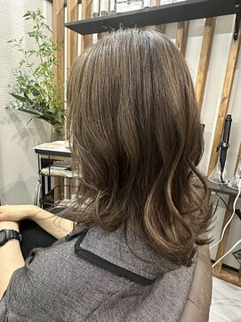 ビューティーガレージ カワゴエ(Beauty Garage Kawagoe) 白髪ぼかしハイライト ベージュカラー