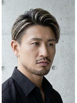 バーバーバー ナカノ(BARBER BAR NAKANO) 外国人風ホワイトグレージュ×大人のフェード・アップバング