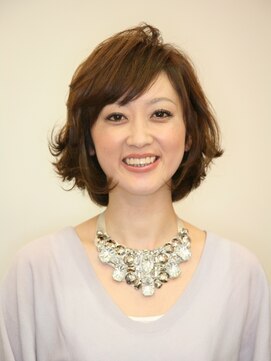 シェイク(Shake) 重めバングとリズミカルな毛先のレディーボブ