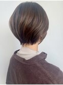 大人の柔らかい、まるみ小顔ショートボブとブラウンベージュ