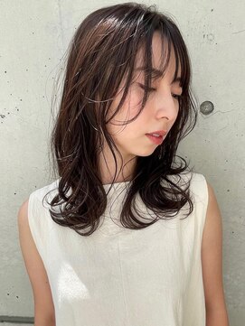 アトリエ フェム(atelier.fem) ツヤ×透け感アッシュブラウン×ミディウェーブ