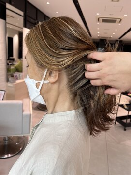 ステア ケース(stair case) 一番白髪が気になる顔まわりと襟足のみハイライト 白髪ぼかし