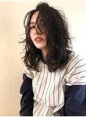 前髪なし暗髪アンニュイウェーブウェットヘアおしゃれパーマ