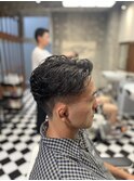 スパイキーショートブルーブラックフェザーパーマサーフカール
