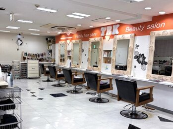 TBK 鶴ヶ峰店の写真/【鶴ヶ峰駅徒歩2分】経験豊富なスタッフが髪のお悩みを解決します♪リーズナブルな価格でお得に通える◎