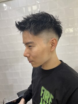 メリケンバーバーショップ フクオカ(MERICAN BARBERSHOP FUK) 波巻き束感ショートツーブロックマッシュアップバングコンマヘア