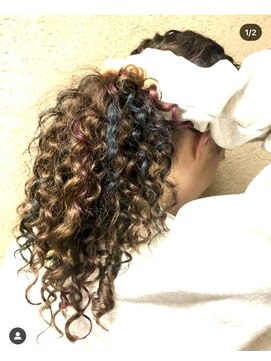 カー(KAH) スパイラルパーマ ポイントカラー ブルー ピンク ブラウン