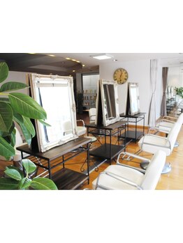 平日限定の特別ケアで、髪も心も整える贅沢なひととき。駅近の癒し空間で、日常を忘れるご褒美時間を♪