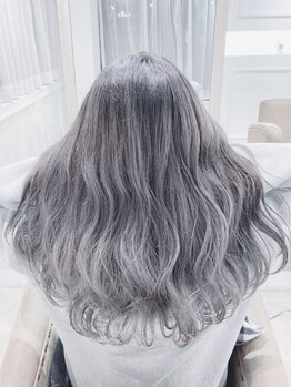 フィオーラ(Fiora)の写真/大人気イルミナカラーで透明感のある外国人風カラーにヘアチェンジ★ダメージを感じさせない仕上がりに♪