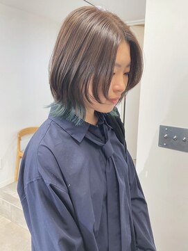 ミュラ(mulah) ミディアムウルフレイヤーカット＊インナーカラーブルー/明大前