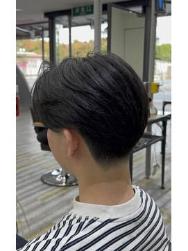 アフューズバイストゥー(Vfuse by StueW) センターパート×テーパーフェード