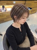 グレージュ系白髪ぼかしハイライトのくびれショート