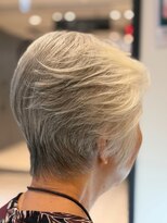 サロンイクエヤマザキ 文京(SALON IKUE YAMAZAKI)&nbsp;グレイヘア～毛流れを出したくびれショートスタイル