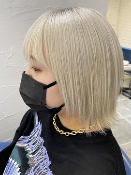ウーロス(uros.) 【SENA】ホワイトブロンド ペールベージュ 切りっぱなしボブ