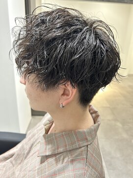 ヒュイル バイ ニアウ(Hwyl by Niau) メンズマッシュパーマ波巻スパイラルパーマニュアンスパーマ眉毛