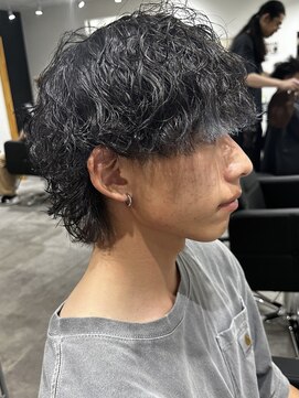 ヒュイル バイ ニアウ(Hwyl by Niau) メンズマッシュパーマニュアンスパーマスパイラルパーマ刈り上げ