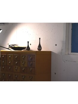 大人の髪に必要なのは、無理のない清潔感。自然体で印象を整えるシンプルな提案を。