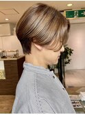 大人30代40代白髪ぼかし前下がりハンサムショート