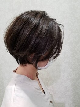 ゼル 本郷店(ZELE)の写真/本郷◆浮きやすい襟足もレザーカットで思いのままに。柔らかい質感の大人ショートを実現します◎