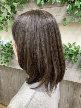 ケープラス(K+plus) 暗すぎないブラウンのツヤ髪