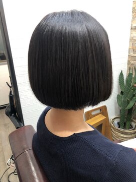 ハサミバイアトリエナガノ 千葉(8sami by atelier nagano) ショートボブ/センターパート/ツヤ髪/グラデーション/イヤリング