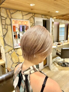 エイト新宿店(EIGHT shinjuku) ベージュ