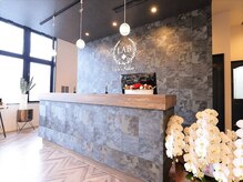 ホテルのフロントのようなエントランスから、LABで過ごす特別な時間がスタート[小山/髪質改善/縮毛矯正]