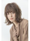 自然に毛先が揺れる大人ミディアム