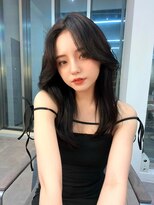 ラル 立川(lar)&nbsp;黒髪センターパートくびれヘア_ネビージュこなれミディ