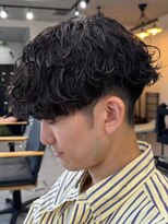 フゥ 宇都宮(FeU) 波巻きスパイラルパーマシャドウパーマメンズ刈り上げ緩め30代